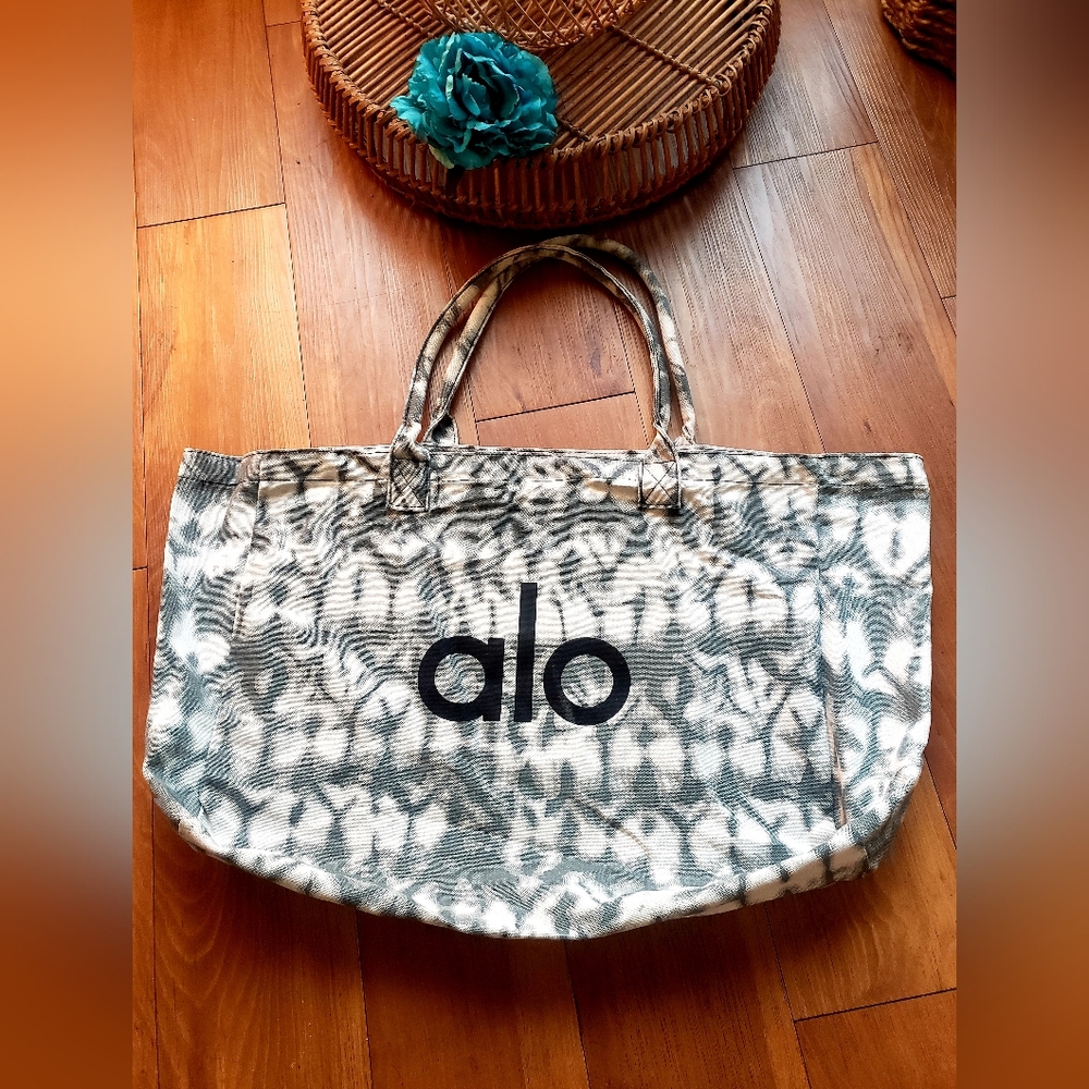 Alo Yoga Tiy Dye Shopper